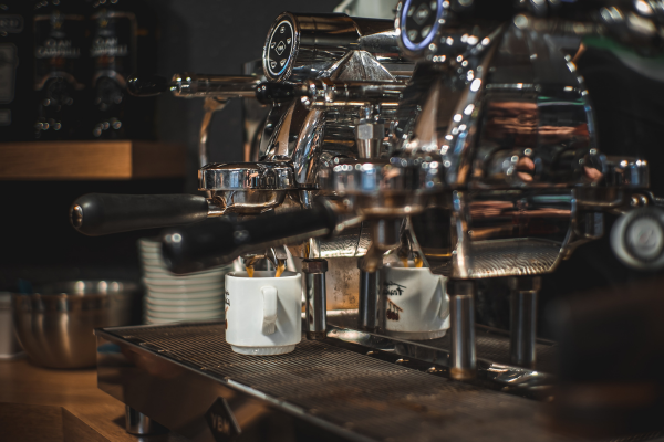 Extraction d'un café expresso premium dans un café professionnel au Maroc