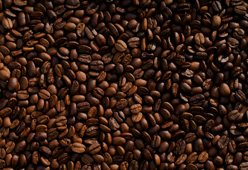 Grains de café torréfiés avec précision par Stromboli Caffè distributeur au Maroc
