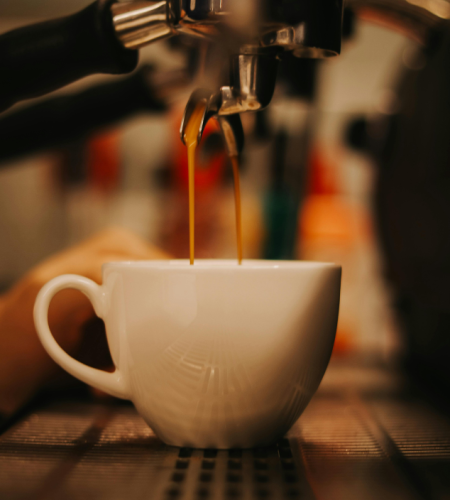 Extraction d'un expresso crémeux avec une machine professionnelle de bar